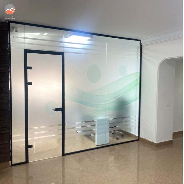 پارتیشن شیشه ای تک‌جداره فریم‌لس طرح‌دار مدل Ch252